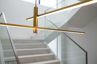 LED-Streifen-Hängeleuchte – Pendelleuchte aus Metall, Silikonkabel, Schwarz & Gold