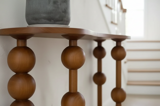 Minimalistischer Konsolentisch aus Holz im klassischen Design für das Wohnzimmer