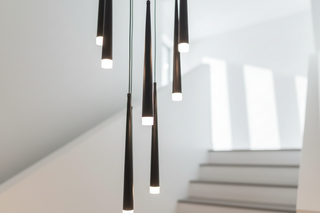 Lustre moderne en duplex pour escalier mansardé – Suspension LED à têtes multiples, noir ou blanc, 1 à 18 têtes