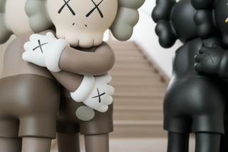 Фигурка из винила KAWS Hug Together черная
